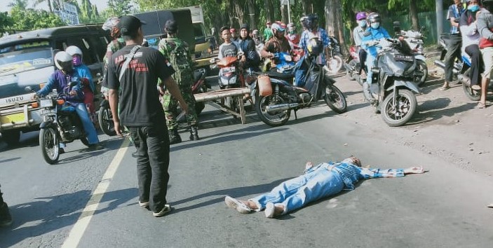 Sumiana, pingsan di Jalan Raya Leces, Kabupaten Probolinggo akibat terjatuh dari sepeda onthel. (Foto: Istimewa)