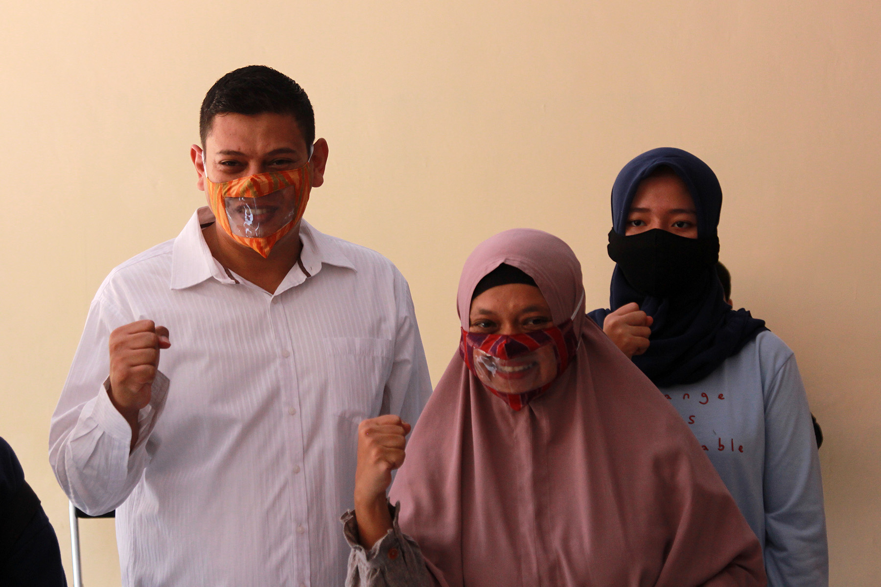 Walikota Kediri, Abdullah Abu Bakar mendukung penyandang difabel Yuyun memperkenalkan masker hasil karyanya. (Foto: Istimewa)