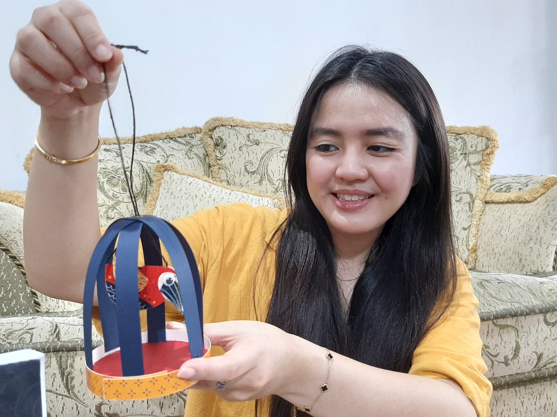 Crafter asal Surabaya, Angelina Ariyanti Sutijono saat menunjukan spining bird craft buatannya. (Foto: Pita Sari/Ngopibareng.id)