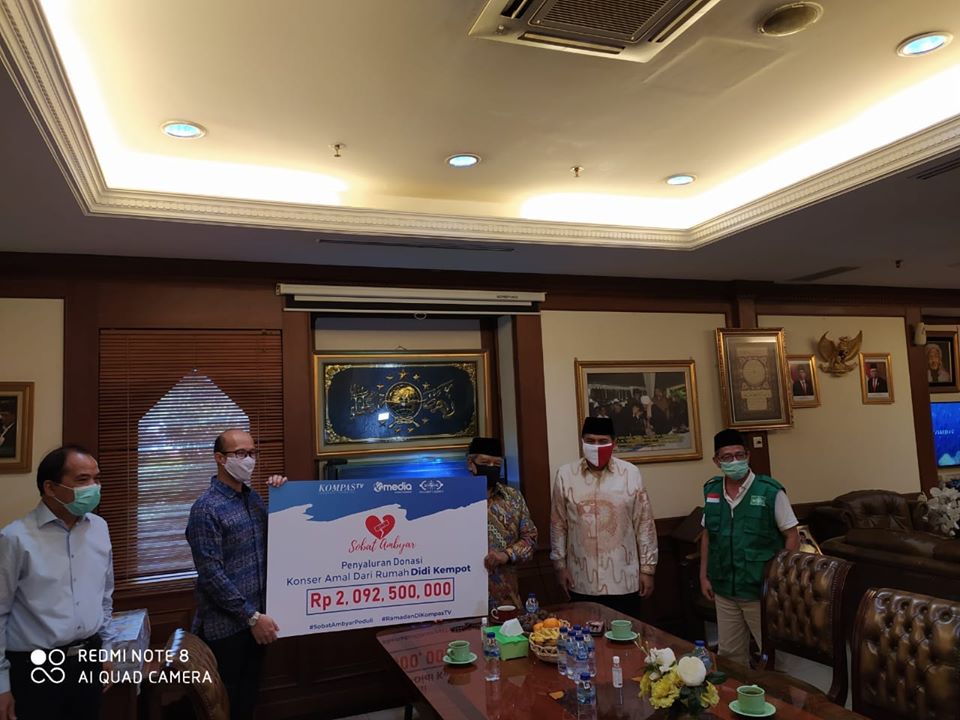 Andy Budiman, CEO KG Media, mewakili Didi Kempot dan KompasTV, menyerahkan donasi hasil Konser Amal Dari Rumah ini PBNU yang diwakili Prof. Dr. KH. Said Aqil Siroj, M.A., Ketua Umum PBNU. (Foto: Istimewa)