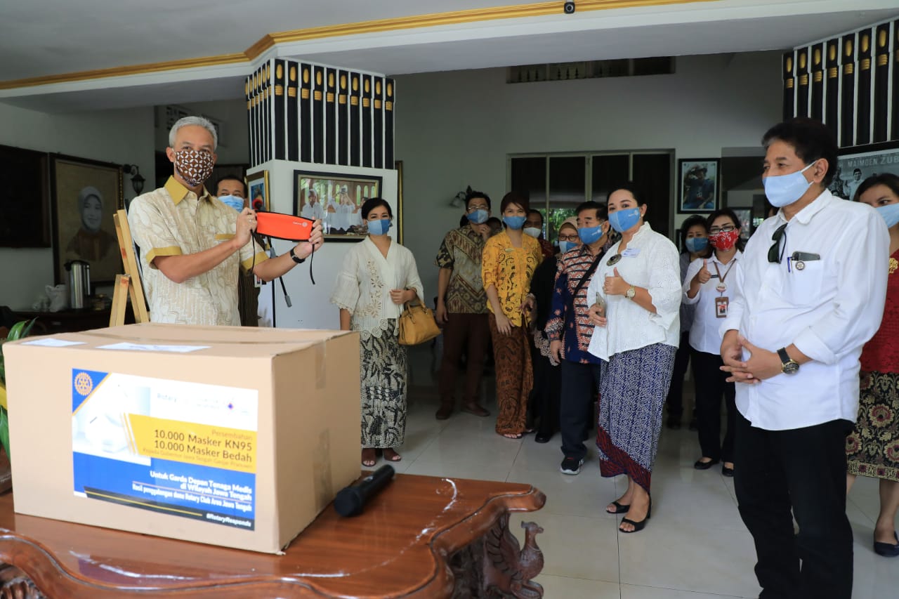 Gubernur Jawa Tengah Ganjar Pranowo saat memastikan stok masker N95. (Foto: Ist/Ngopibareng.id)