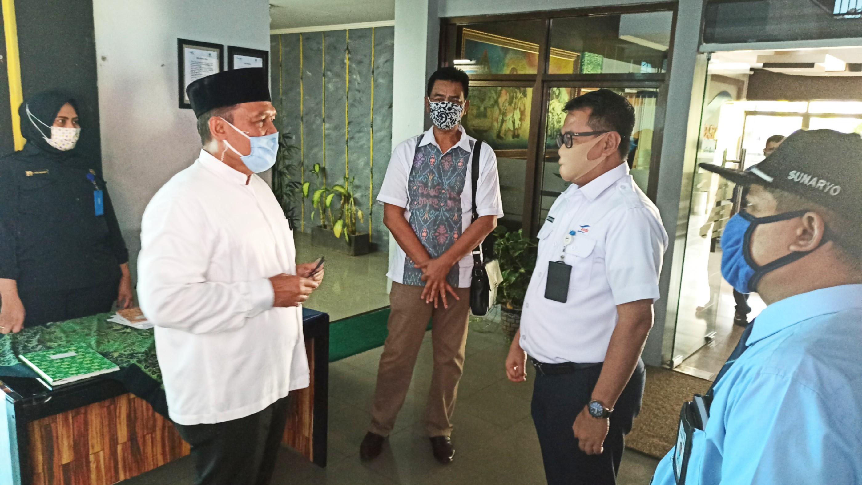 Ketua Dewan Pembina Gapasdap, Bambang Haryo (kiri) sedang berdiskusi dengan Manager Usaha ASDP Ketapang Heru Wahyono (Foto: Hujaini/ngopibareng.id)