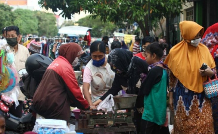 Penjual dan pembeli di Pasar Tembok Surabaya yang masih berjubel meski PSBB. (Foto: Antara)