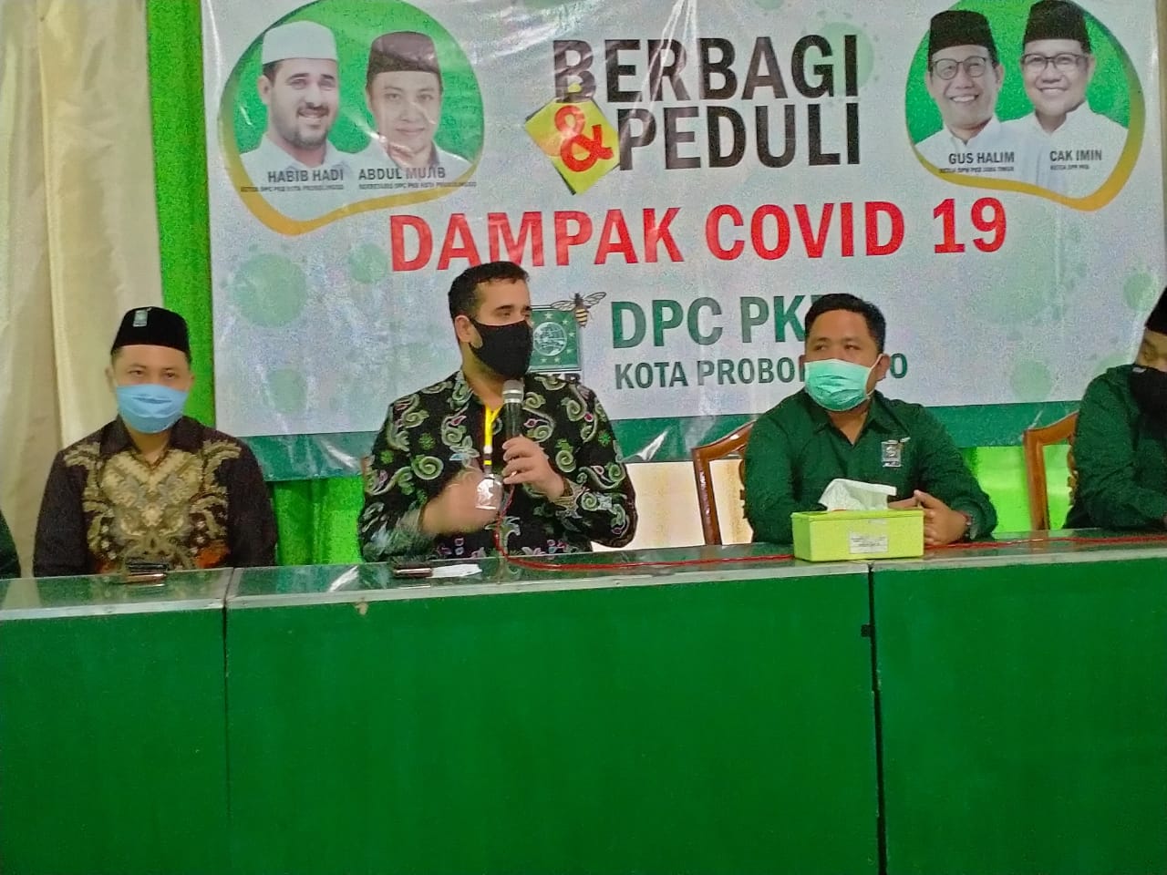 Walikota Probolinggo Hadi Zainal Abidin (tengah) saat acara launching “Berbagi dan Peduli Dampak Covid-19”.  (Foto: Ikhsan Mahmudi/Ngopibareng.id)