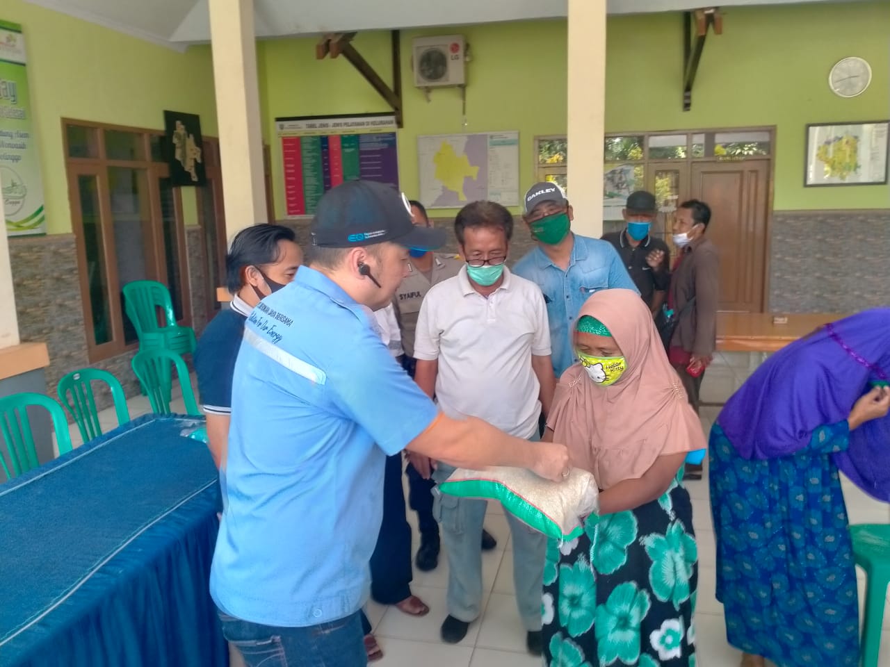 CEO PT BJB, Yuwie Santoso  menyerahkan bantuan sembako dan masker di Kelurahan Kedungasem, Kota Probolinggo, Jawa Timur. (Foto: Ikhsan Mahmudi/Ngopibareng.id)