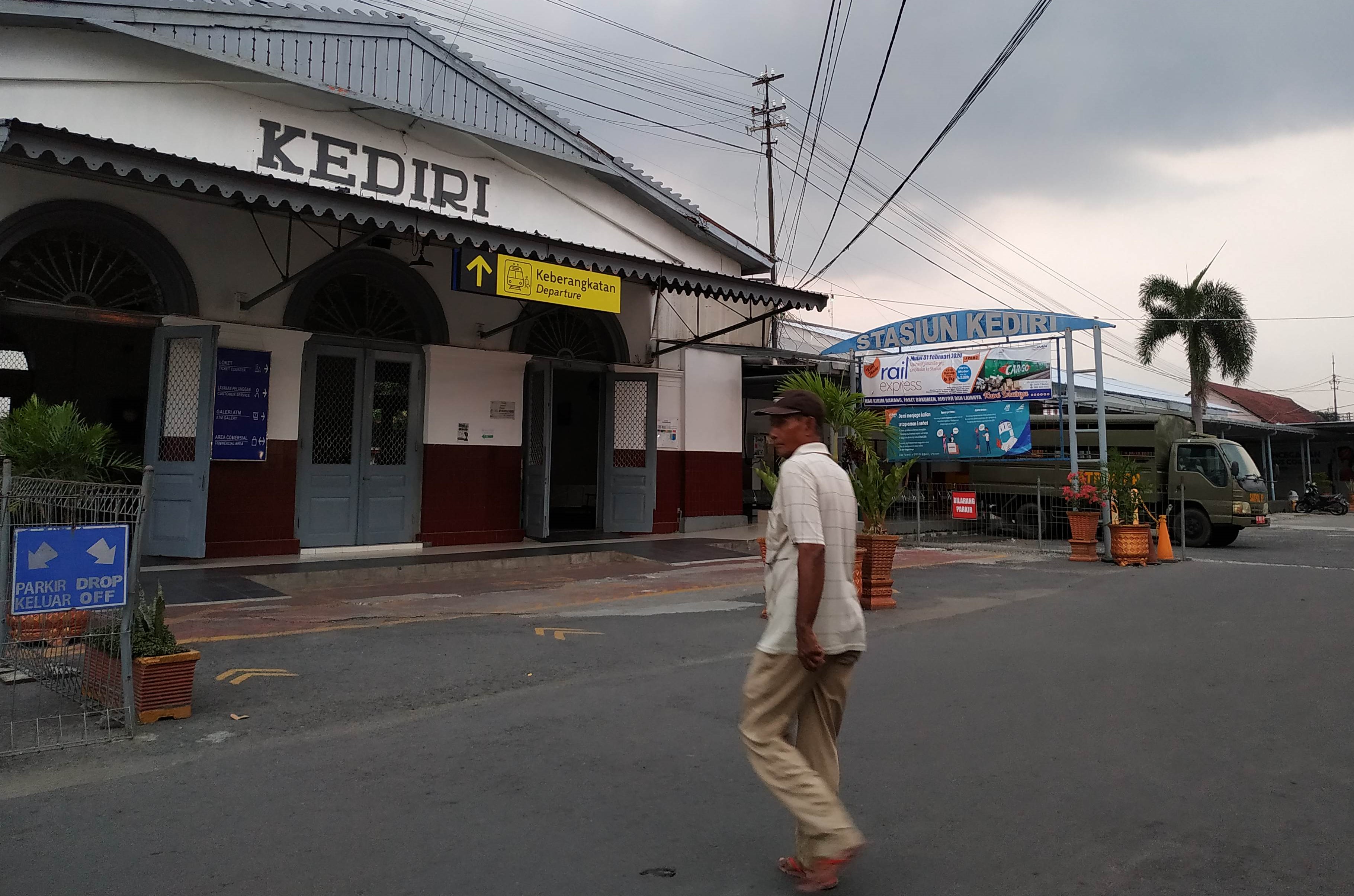 Stasiun Kediri Kota tampak sepi. (Foto: Fendhy Plesmana/Ngopibareng.id)