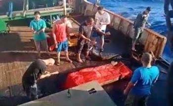 Jenazah ABK WNI siap dibuang ke laut dari kapal nelayan China. (Foto:Istimewa)