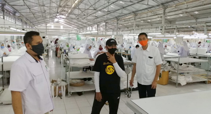 Dahlan Iskan di Pabrik Tekstil produsen APD. (Foto Disway)