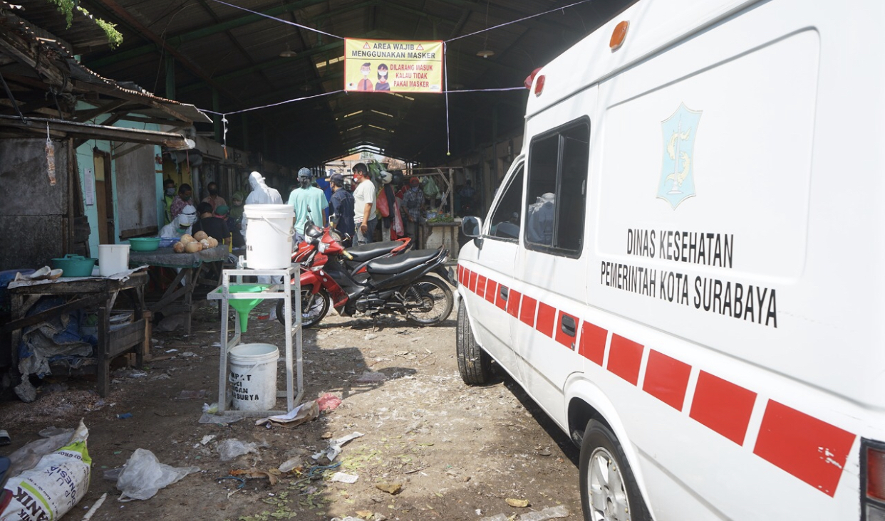 Dinas Kesehatan Kota Surabaya datangi Pasar Simo dan Pasar Simo Gunung untuk lakukan rapid test kepada pedagang. (Foto: Dok. Pemkot Surabaya)