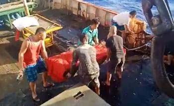 Jenazah ABK WNI saat akan dibuang ke laut dari kapal nelayan China. (Foto:Istimewa)