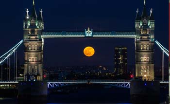 Bulan di atas Tower Bridge di Kota London, Inggris. (Foto:Reuters)