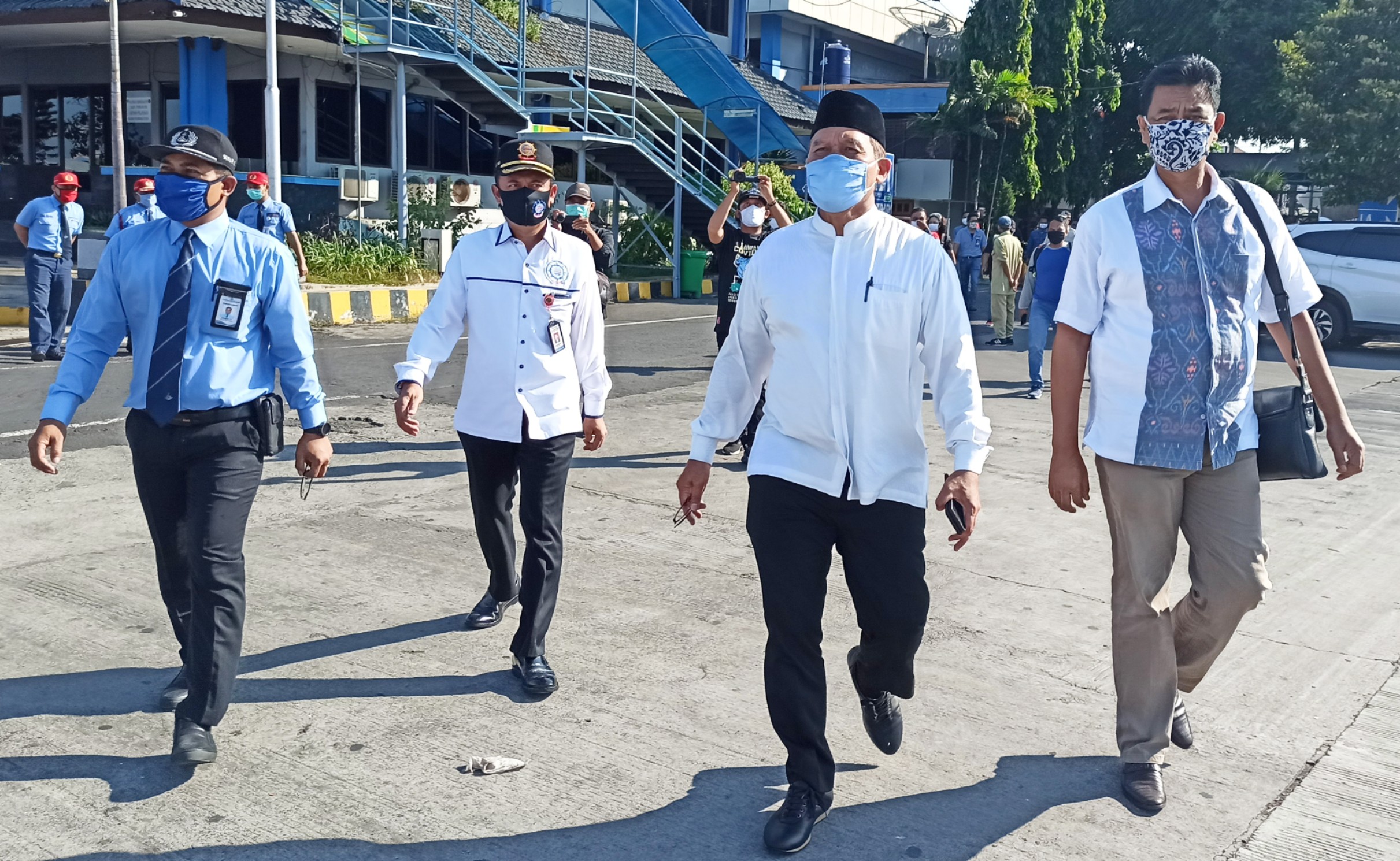 Ketua DPP Gapasdap Khoiri Utomo  (dua dari kiri) dan Ketua Dewan Pembina DPP Gapasdap Bambang Haryo berkunjung ke Pelabuhan Ketapang pada Rabu, 6 Mei 2020 lalu (foto: Hujaini/ngopibareng.id)