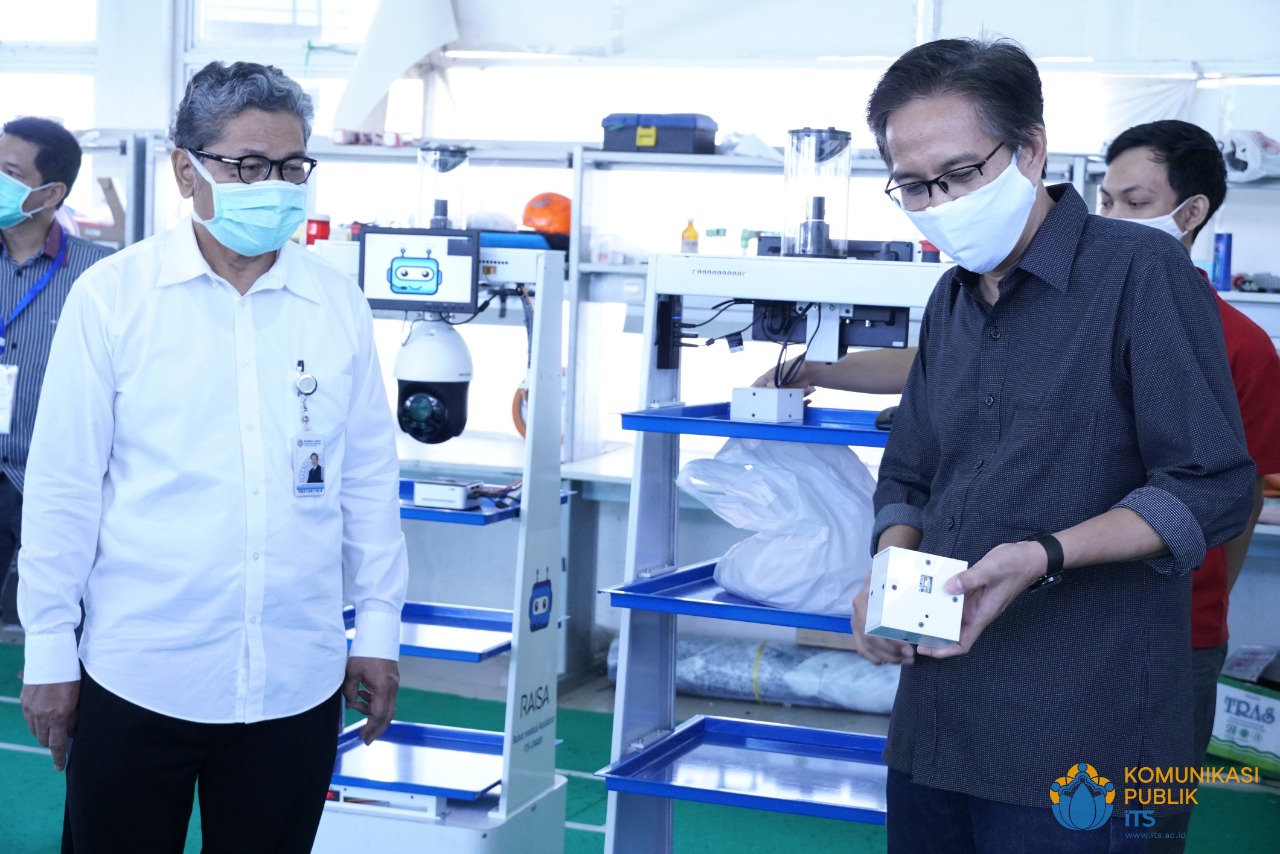Rektor ITS, Prof Mohammad Azhari (kanan) saat menerangkan vitur dari robot RAISA terbaru kepada Dirut RSUA Prof Nasronudin. (Foto: Istimewa)