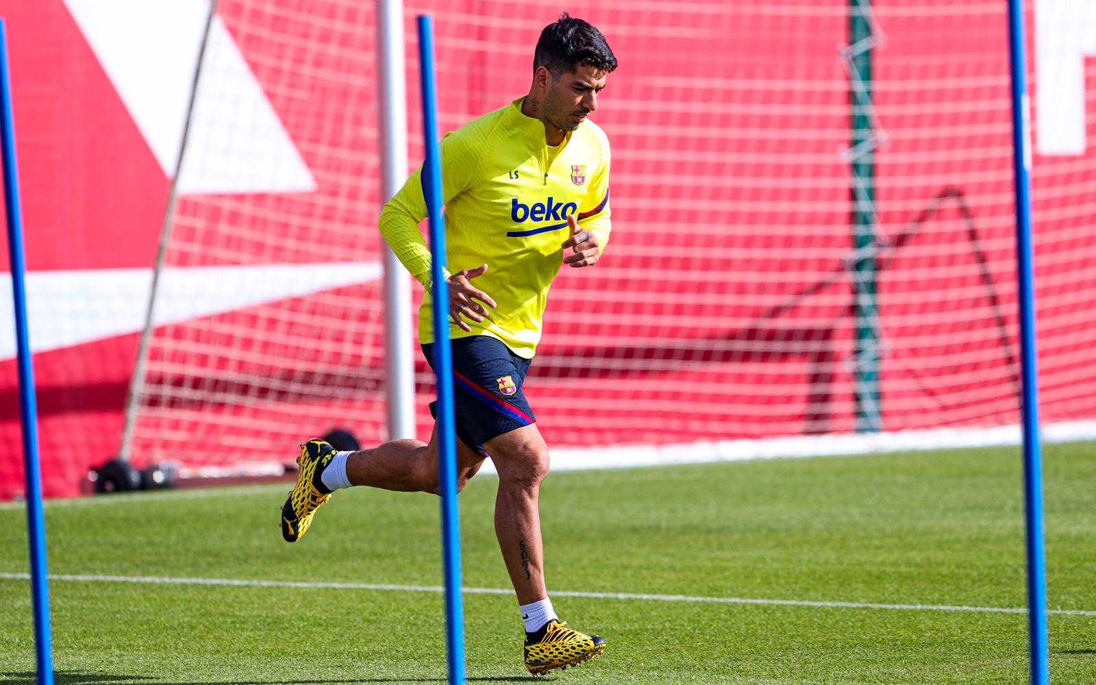 Striker Barcelona Luis Suarez saat menjalani latihan perdana. (Foto: Twitter/@FCBarcelona) 