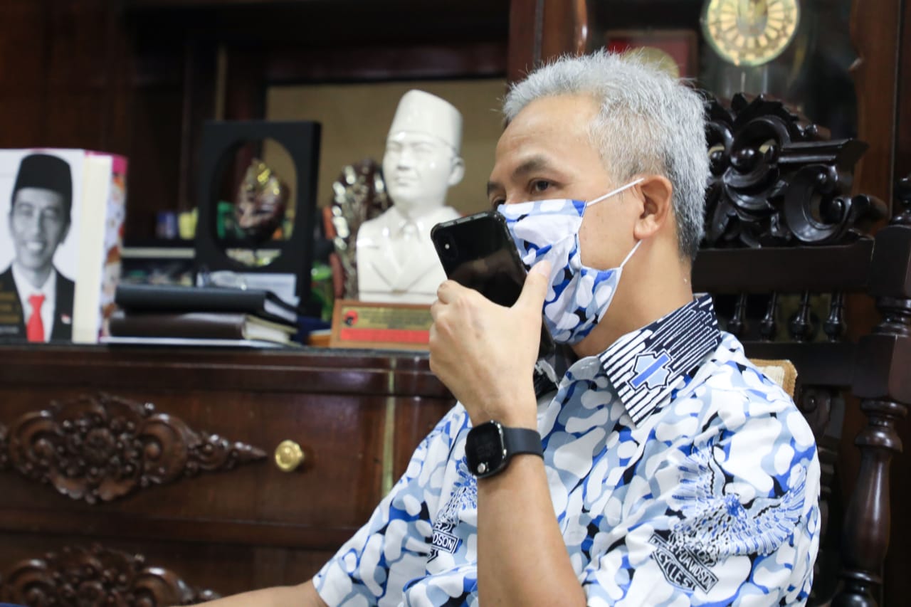 Gubernur Jawa Tengah Ganjar Pranowo saat menelpon warganya yang hidup di atas becak. (Foto: Ist/Ngopibareng.id)