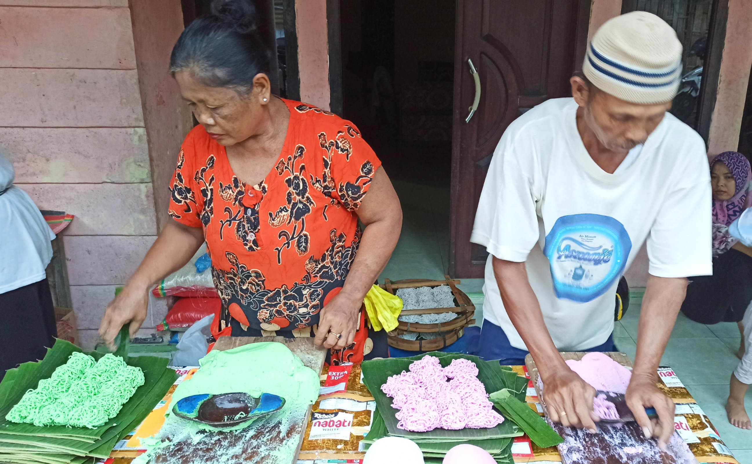 Proses pencetakan kue patola dilakukan dengan cara tradisional. (Foto: Muh Hujaini/Ngopibareng.id)