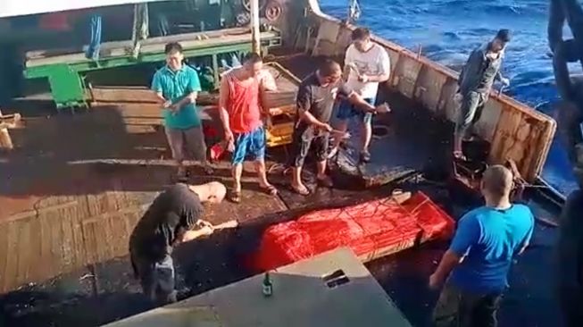 Pelarungan jenazah ABK Indonesia oleh kapala nelayan berbendera China. (Foto: Tangkapan Video youtube) 