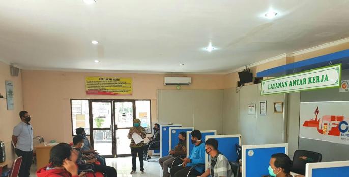 Para pemohon kartu prakerja di Pasuruan mendapat pendampingan akses kartu prakerja. (Foto: Dok Humas)