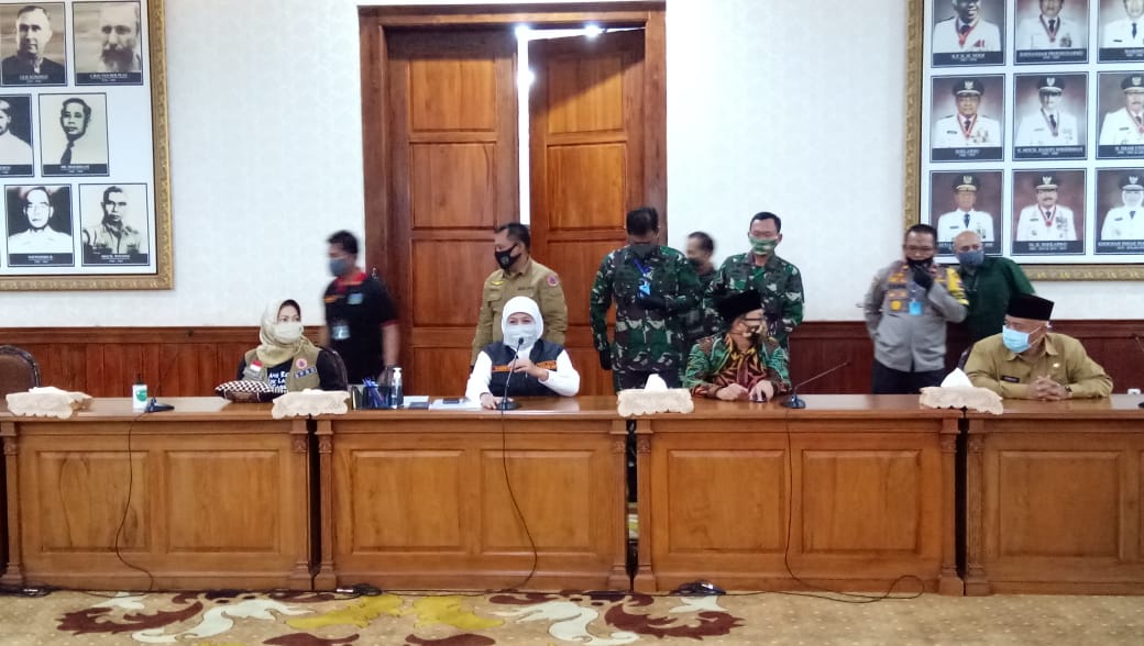 Gubernur Jatim, Khofifah Indar Parawansa memimpin rapat pembahasan PSBB Malang Raya di Gedung Negara Grahadi, Surabaya, Sabtu 9 Mei 2020. 