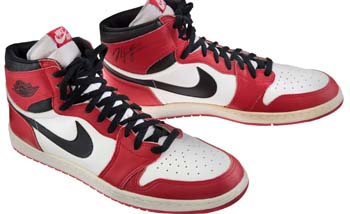 Sepatu Nike tipe Air Jordan 1s tersebut dirancang untuk Jordan pada tahun 1985, dengan tandatangan Michael Jordan. (Foto:.Reuters)