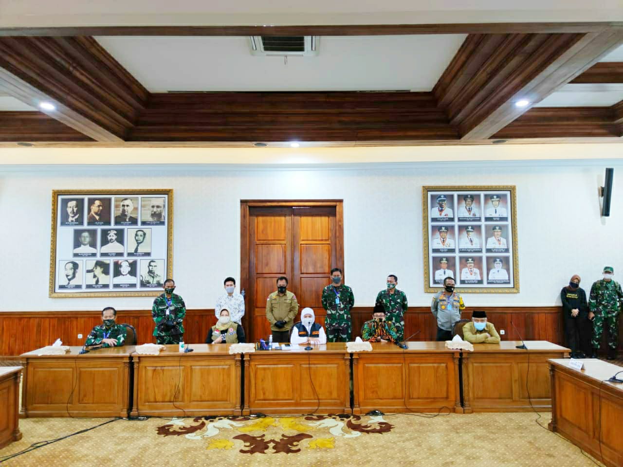 Gubernur Jatim bersama tiga kepala daerah Bupati Malang, Walikota Malang, dan Walikota Batu di Grahadi (foto : Hum Pemprov)