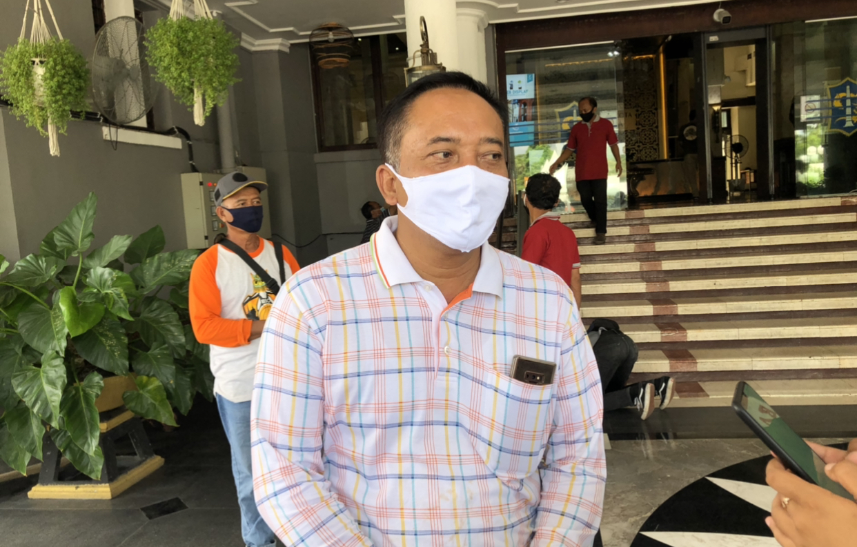Kepala Bagian Administrasi Perekonomian dan Usaha Daerah Kota Surabaya, Agus Hebi Djuniantoro, ketika memberikan konfirmasi (Andik/Ngopibareng.id)