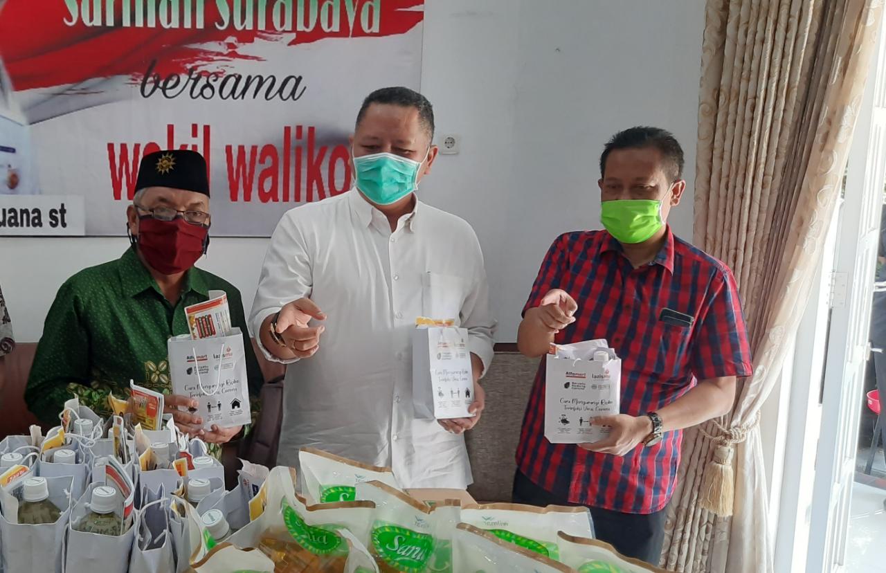Foto dokumentasi Wakil Walikota Surabaya Whisnu Sakti Buana, saat menerima bantuan dari Alfamart untuk warga Surabaya. (Foto: Alief Sambogo/Ngopibareng.id)