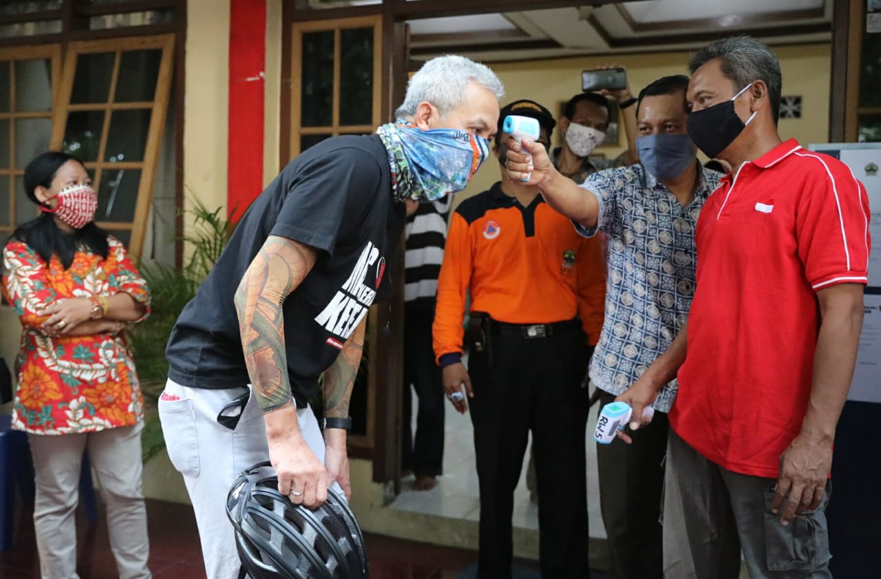 Gubernur Jawa Tengah Ganjar Pranowo saat memantau program Jogo Tonggo. (Foto: Ist/Ngopibareng.id)