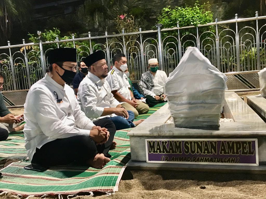 Ketua DPD RI, La Nyalla Mahmud Mattalitti mengajak Kapolda Jatim, M. Fadil Imran berziarah ke makam Sunan Ampel, Surabaya. (Foto: Fariz Yarbo/Ngopibareng.id)