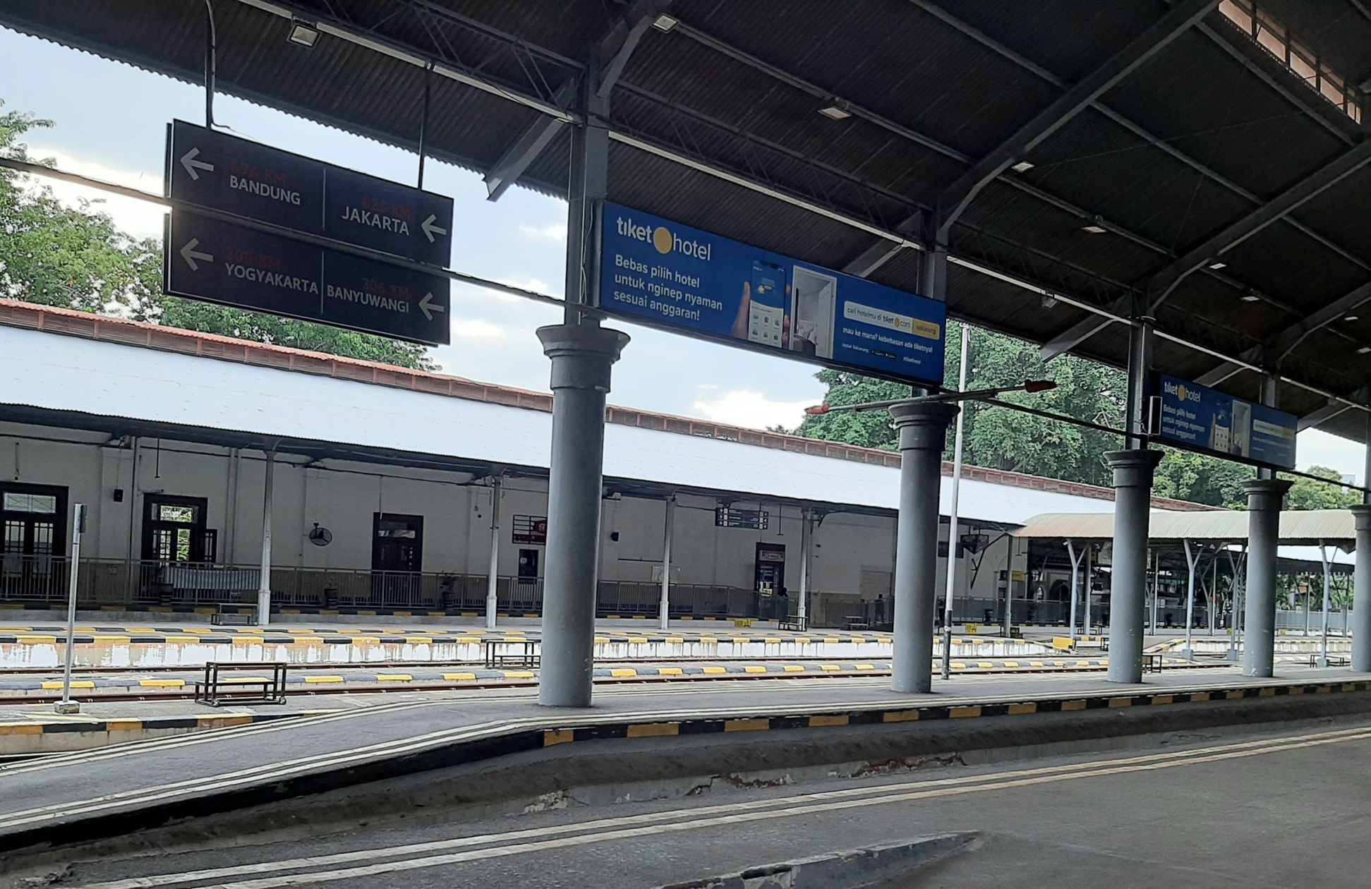 Suasana perlintasan KA di Stasiun Gubeng, Surabaya. (Foto: Pita Sari/Ngopibareng.id)