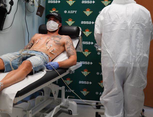 Salah satu pemain dari klub Real Betis melakuka tes virus corona atau Covid-19. (Foto: Twitter Real Betis)