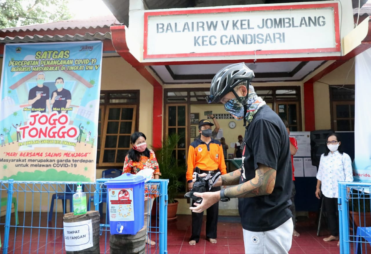 Gubernur Jawa Tengah Ganjar Pranowo saat meninjau kampung yang menerapkan Jogo Tonggo. (Foto: Ist/Ngopibareng.id)