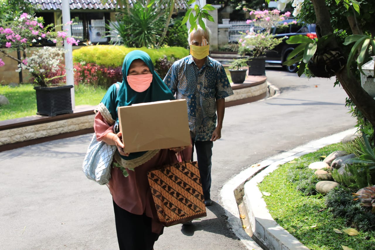 Pasangan Lansia dari Semarang datangi Ganjar Pranowo untuk memberikan sumbangan uang dan masker. (Foto: Ist/Ngopibareng.id)