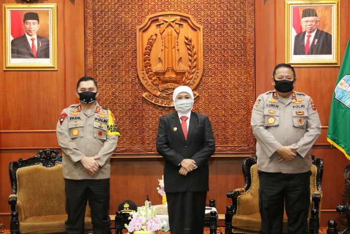 Gubernur Jawa Timur Khofifah Indar Parawansa menjamu Kapolda Jatim yang baru Inspektur Jenderal Polisi M Fadil Imran (kiri), dan berterimakasih pada Irjen Pol Luki Hermawan (Fariz Yarbo/Ngopibareng.id)
