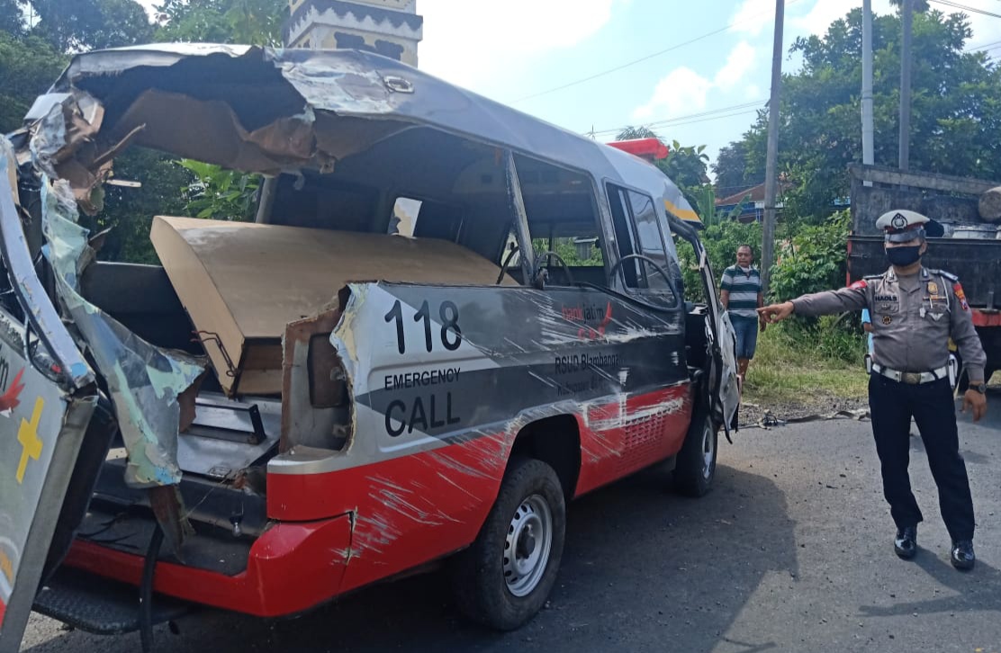 Kondisi mobil ambulans RSUD Blambangan yang membawa kit rapid test usai kecelakaan. (Foto: Istimewa)