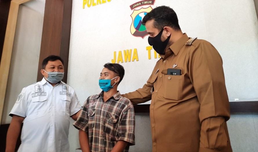 Walikota Hadi Zainal Abidin (kanan) bertemu pemuda yang menghinanya melalui medsos (tengah). (Foto: Ikhsan Mahmudi/Ngopibareng.id)