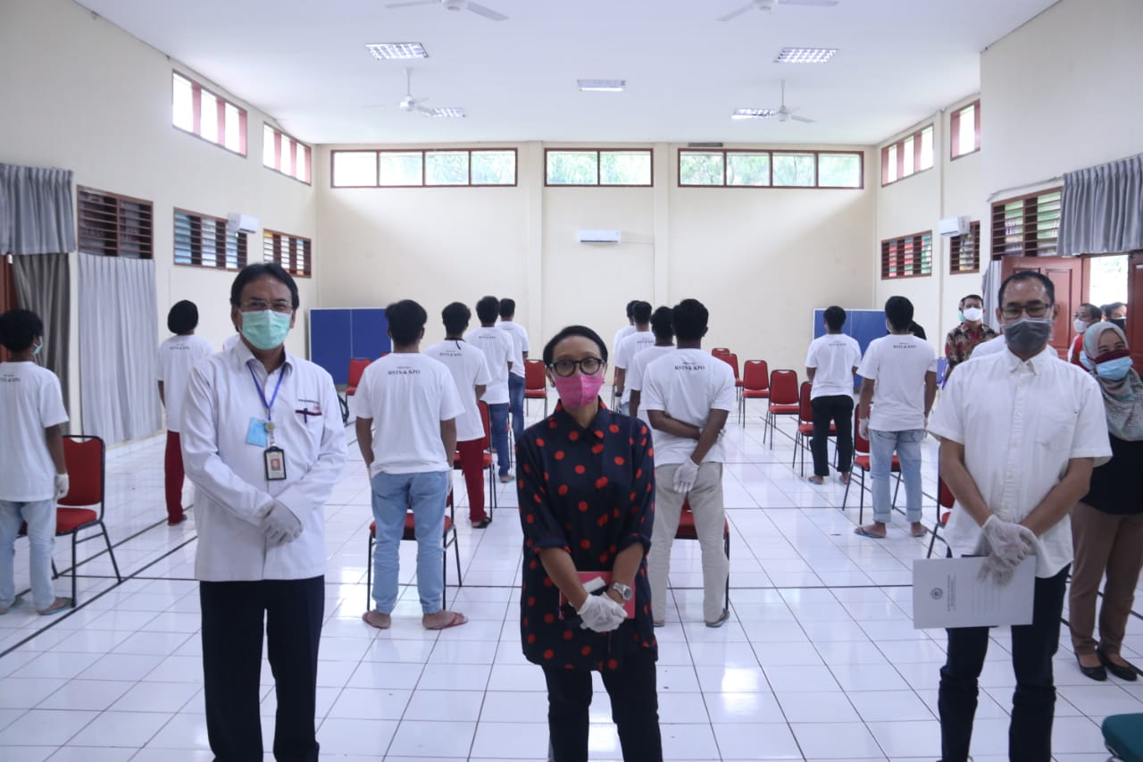 Menlu Retno Marsudi saat meninjau 14 ABK yang dikarantina di Rumah Perlindungan Trauma Center (RPTC) Kementerian Sosial (Foto: Kemenlu).