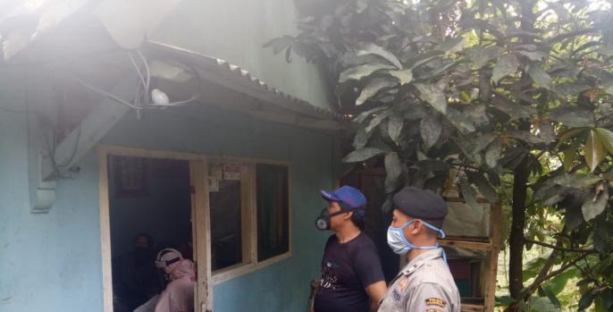 Petugas sedang mengawasi rumah warga yang terpapar covid-19. (Foto: Dok Humas)