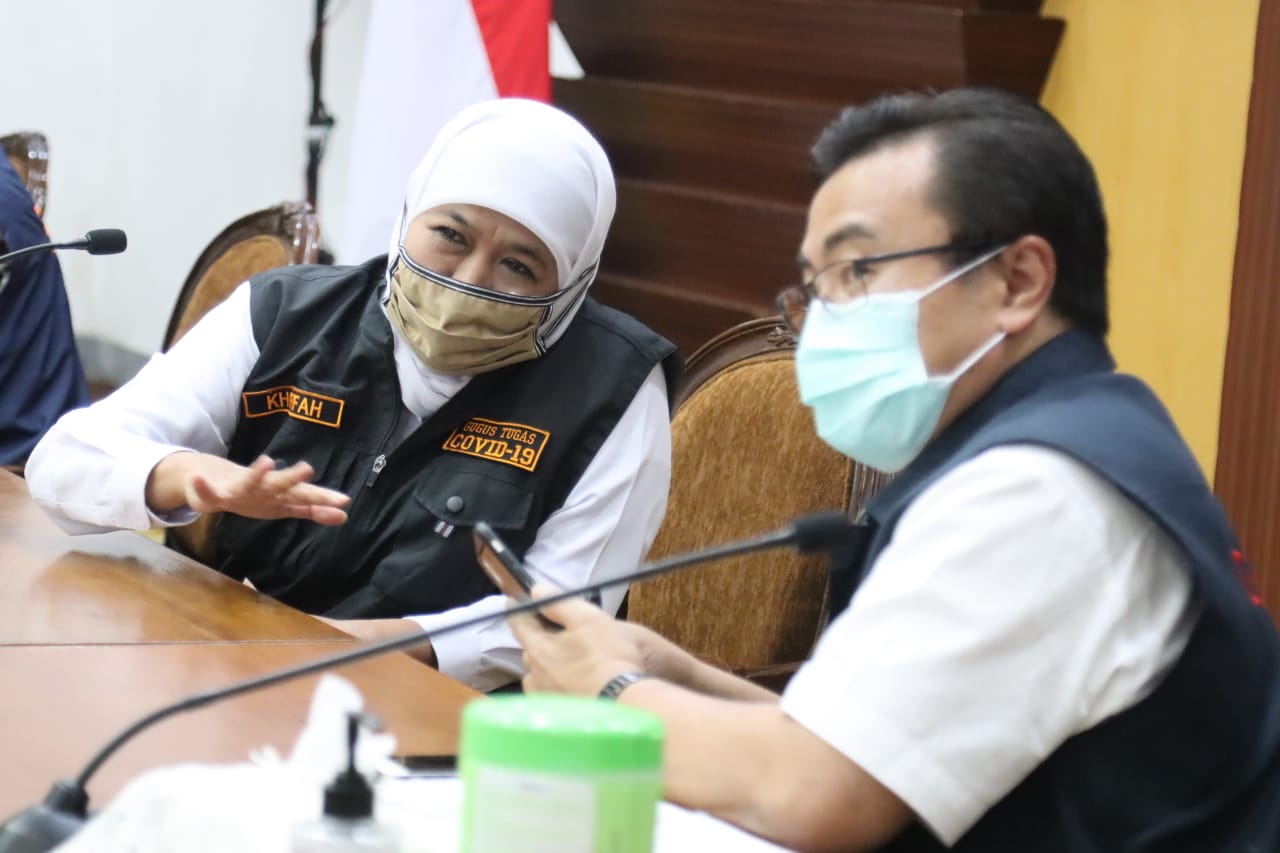 Gubernur Jatim, Khofifah Indar Parawansa berdiskusi dengan Koordinator Rumpun Kuratif Dr. Joni Wahyuhadi terkait penambahan pemeriksaan PCR. 