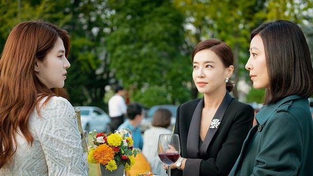 Dokter Ji Sun-woo akhirnya mengetahui segala hal yang dilakukan suaminya, Lee Tae-oh, bersama orang-orang di sekitarnya selama ini. (Foto: Dok. JTBC)