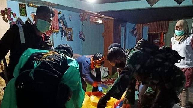 Olah tempat kejadian perkara (TKP) korban Rosmini, 18 tahun, oleh petugas dari Polres Bantaeng, Sulawesi Selatan. (Foto: Dok. Polres Bantaeng)