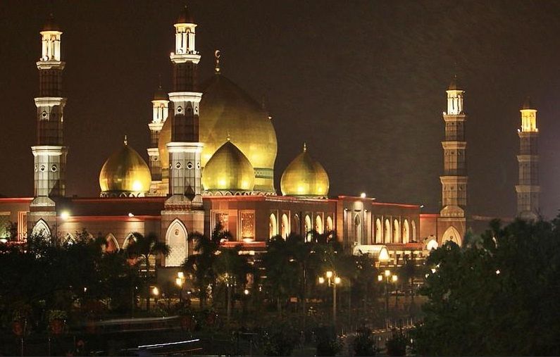 Keindahan masjid di malam hari. (Foto: Istimewa)