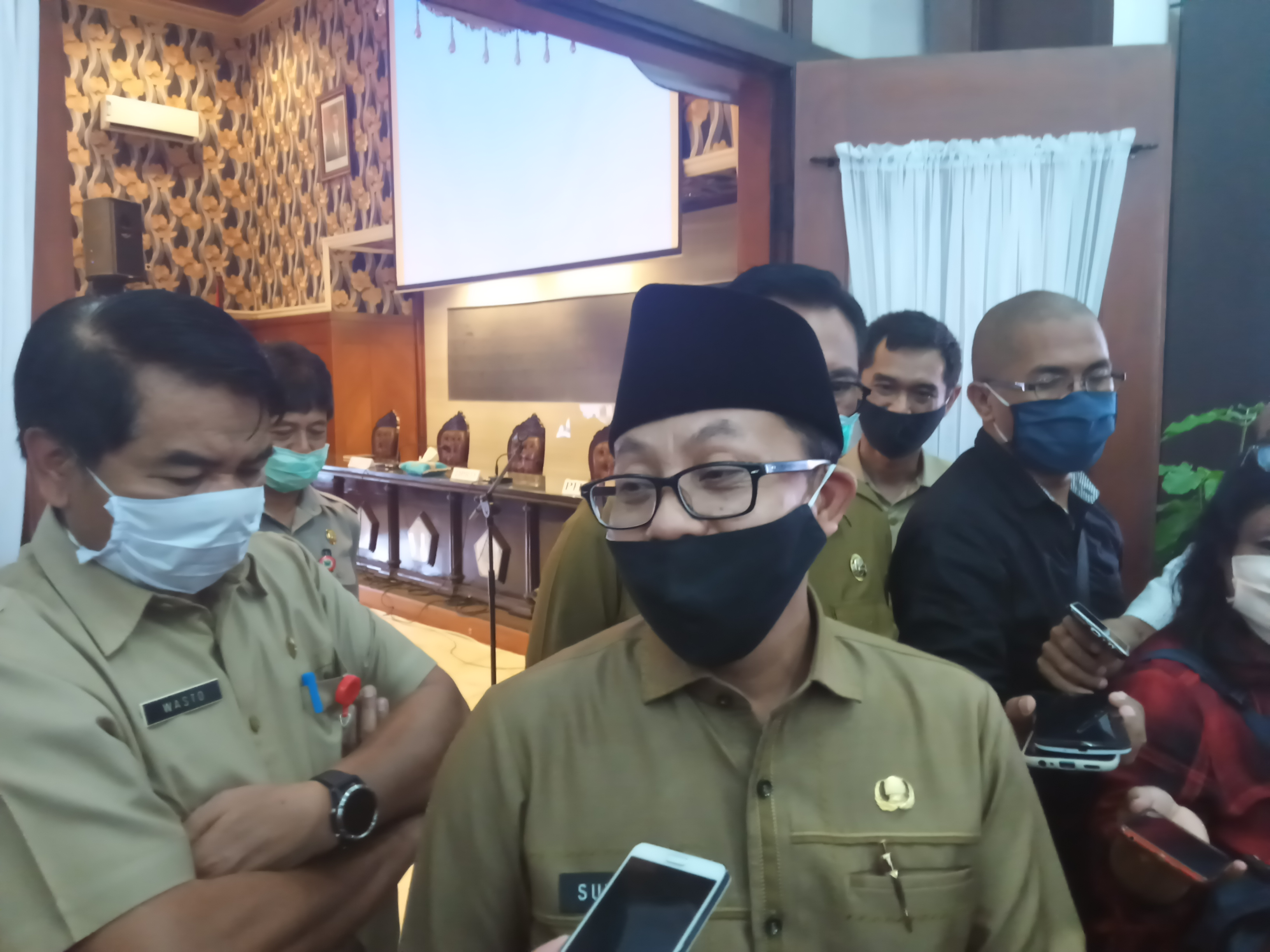 Wali Kota Malang, Sutiaji usai rapat koordinasi dengan para tokoh agama di Kota Malang terkait PSBB Malang Raya (Foto: Lalu Theo/Ngopibareng.id)