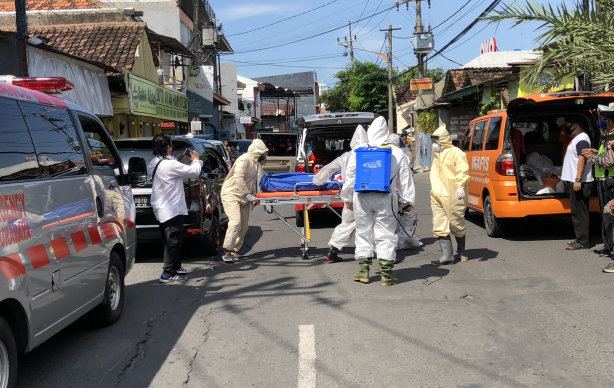 Proses evakuasi jenazah di Jalan Siwalankerto. (Foto: Andhi Dwi/Ngopibareng.id)