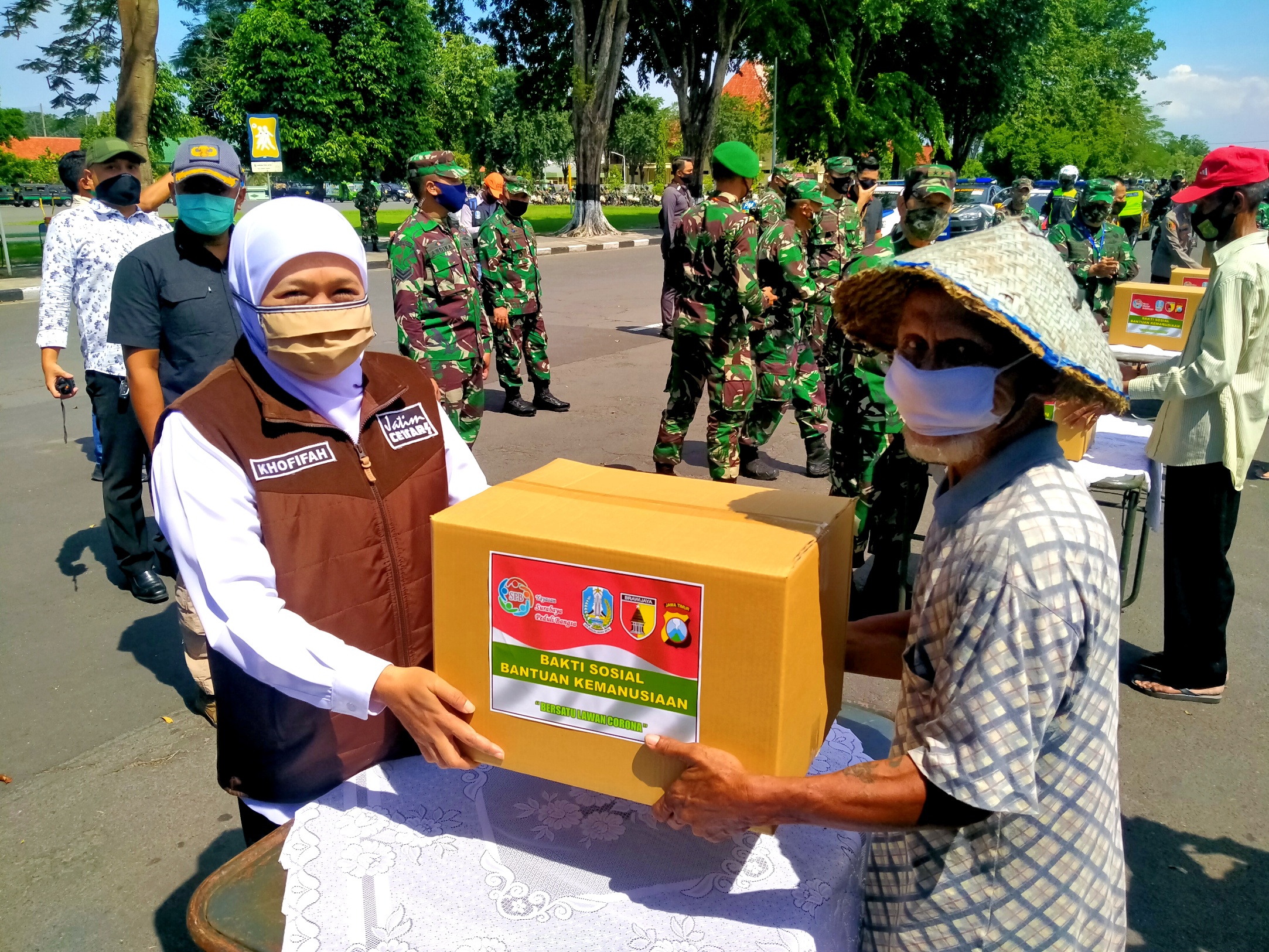 Gubernur Jatim, Khofifah Indar Parawansa menyerahkan bantuan kepada warga terdampak di Makodam V Brawijaya, Surabaya, Selasa 12 Mei 2020. (Foto: Fariz Yarbo/Ngopibareng.id)