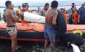 Pencarian pilot dan bangkai pesawat Cessna milik  MAF yang jatuh di Danau Sentani, Papua. hari Selasa. (Foto:Merdeka)