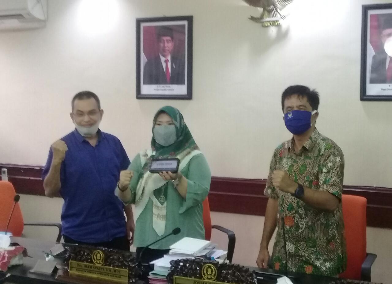DPRD Surabaya menyatakan jika hotline pengaduan bantuan sosial yang dibentuk oleh sembilan anggotanya tak melanggar Tata Tertib Anggota DPRD Surabaya. (Ni'am Kurniawan/Ngopibareng.id)