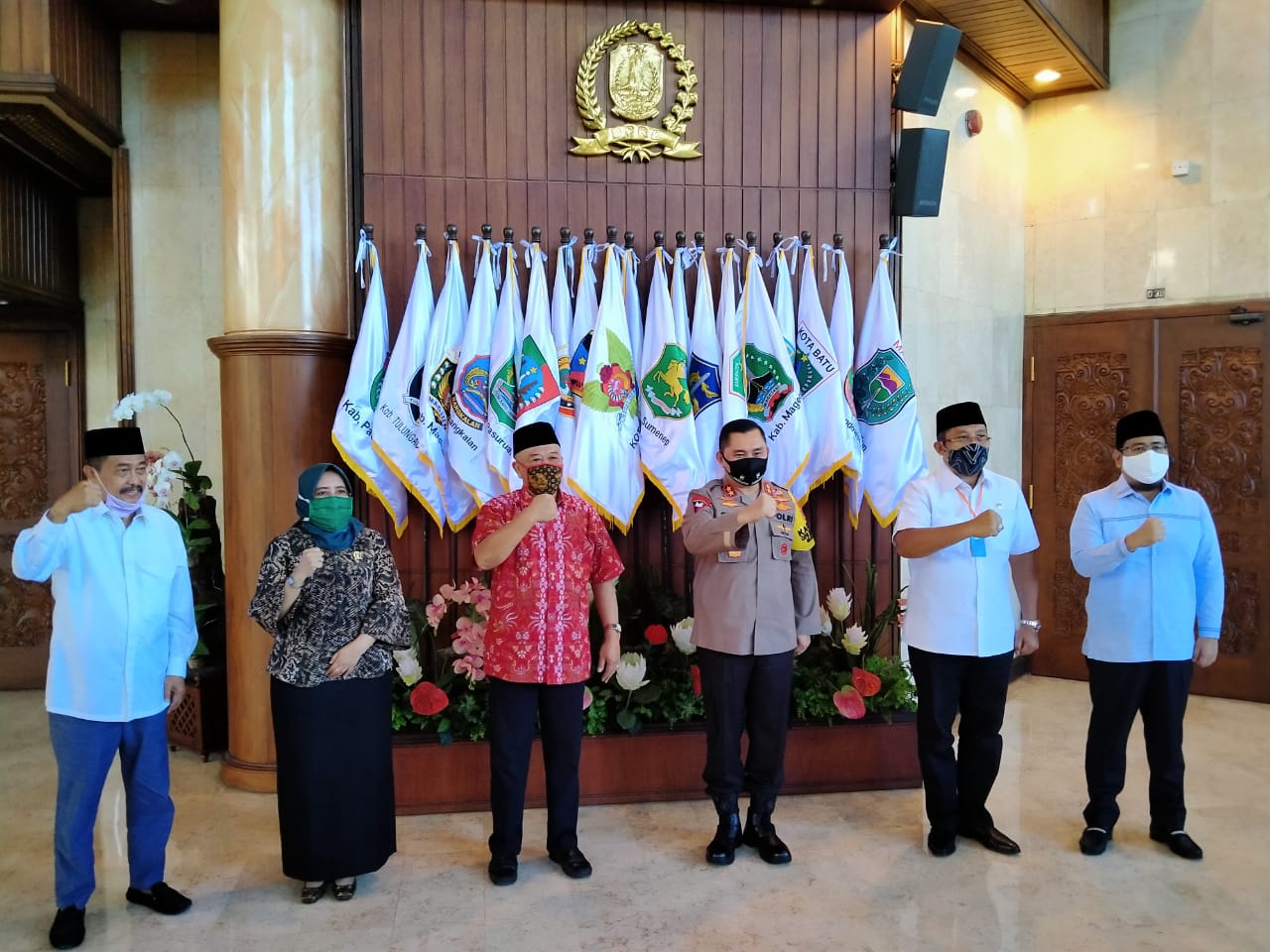 Kapolda Jatim, Irjen Pol M. Fadil Imran bersama Pimpinan DPRD Jatim di Gedung DPRD Jatim, Surabaya, Selasa 12 Mei 2020. (Foto: Fariz Yarbo/Ngopibareng.id)