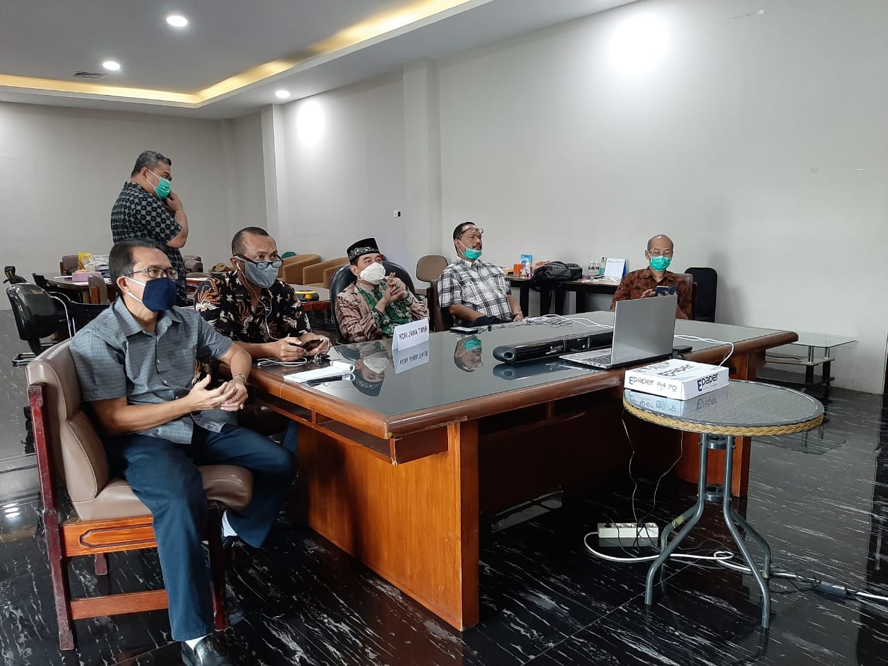 Ketua KONI Jatim, Erlangga Satriagung (tengah) bersama pengurus KONI Jatim mengikuti rapat dengan KONI Pusat melalui video conference.