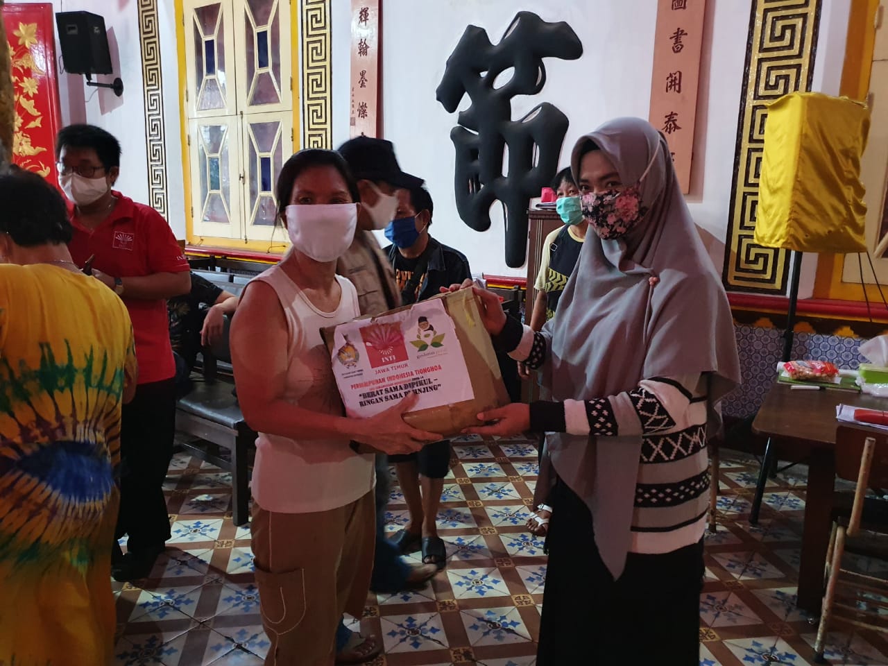 Yayasan Masjid Cheng Hoo bersama komunitas Tionghoa Indonesia berbagi kasih kepada warga terdampak Covid-19. (Foto: Istimewa)